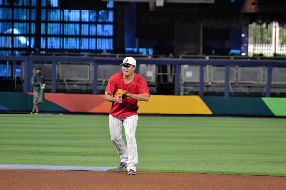 　シートノックで大胆なシフトを敷き、ショートの守備位置でノックを受ける村上