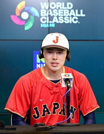 　準決勝を前に記者会見する佐々木朗＝マイアミ（共同）