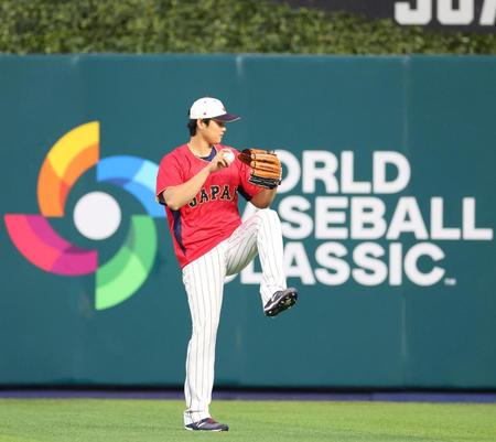 　ＷＢＣのロゴを背に練習する大谷（撮影・吉澤敬太）