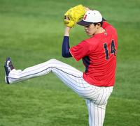 　足を高く上げて投げ込む佐々木朗（撮影・吉澤敬太）