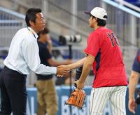 　上原浩治氏（左）と握手する大谷（撮影・吉澤敬太）