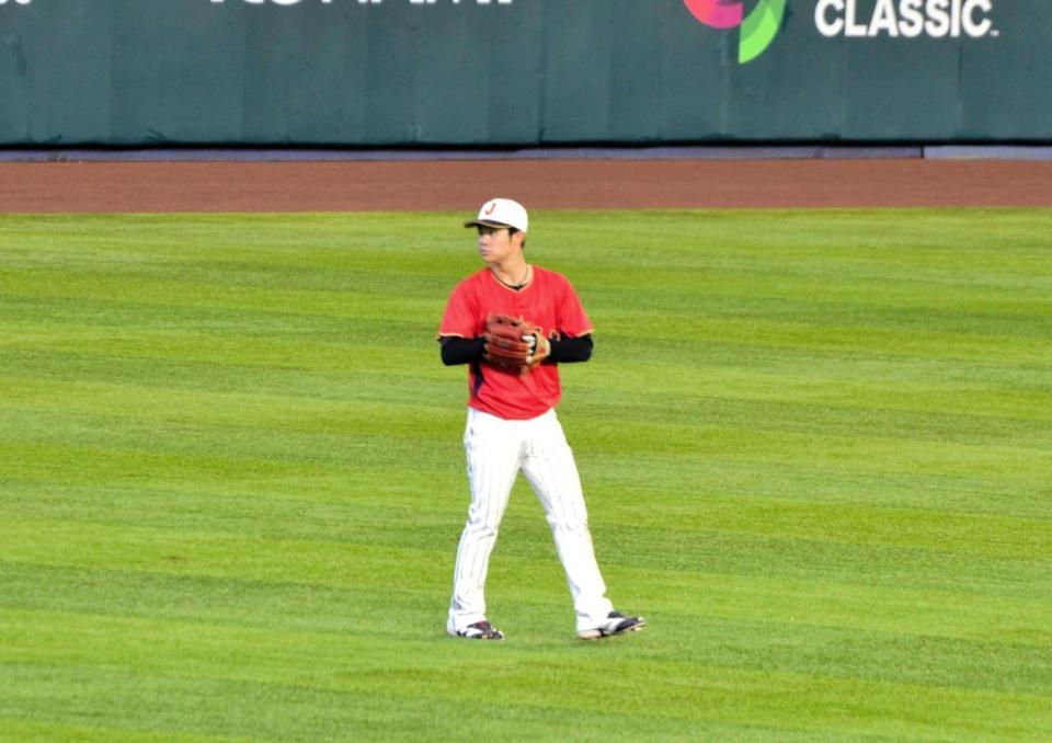 　打撃練習中にセンターを守る中野