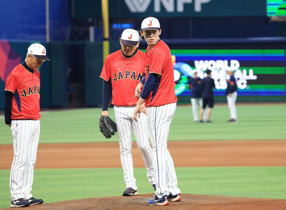 　マウンドをチェックする佐々木朗（撮影・吉澤敬太）