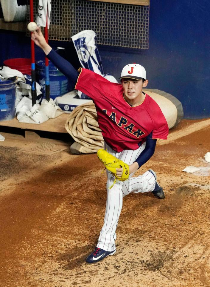 　ブルペンに入り、投球練習する佐々木朗（共同）