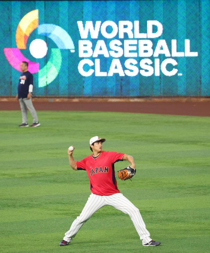 　ＷＢＣのロゴを背に練習する大谷（撮影・吉澤敬太）