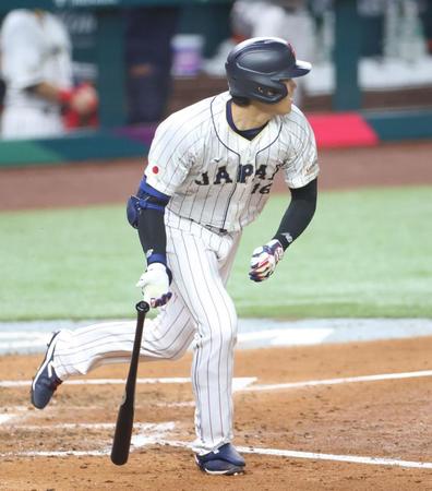 　６回、左前打を放つ大谷（撮影・吉澤敬太）