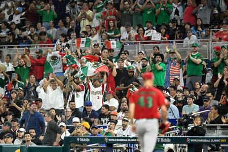 ５回途中、降板するメキシコ先発のサンドバル（手前）に声援を送るファン（共同）