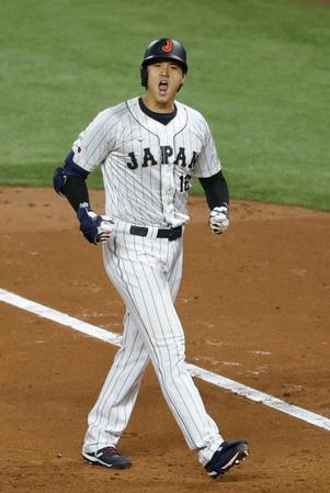 　６回、左前打で出塁し声を上げる大谷（共同）