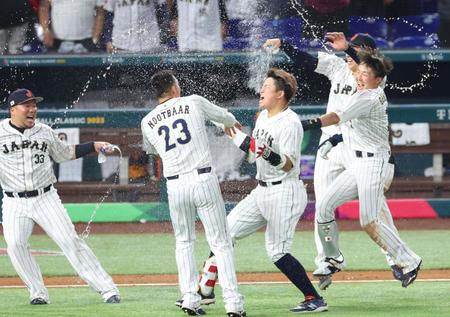 　９回、村上（中央）がサヨナラ２点打を放ち、日本が勝利（撮影・吉澤敬太）