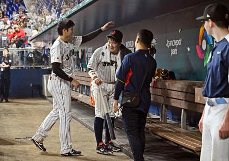 試合後、大谷（左）に祝福される逆転サヨナラ２点打の村上（共同）