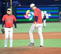 　マウンドを確認する佐々木朗（右）＝撮影・吉澤敬太　【上】力強くキャッチボールする