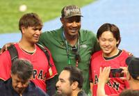 　笑顔で肩を組む（左から）宇田川、アダム・ジョーンズ、宮城（撮影・吉澤敬太）
