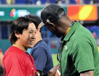 　久々の再会に笑顔の宮城（左）とアダム・ジョーンズ