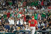 ５回途中、降板するメキシコ先発のサンドバル（手前）に声援を送るファン（共同）