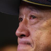 会見で涙ぐむ栗山監督（撮影・吉澤敬太）