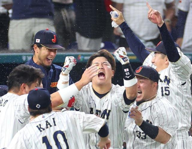 【写真】信じた栗山監督　ＷＢＣで村上を抱きしめる表情が泣き出す寸前