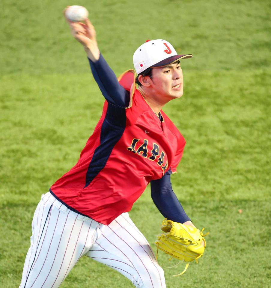 　力強くキャッチボールする佐々木朗