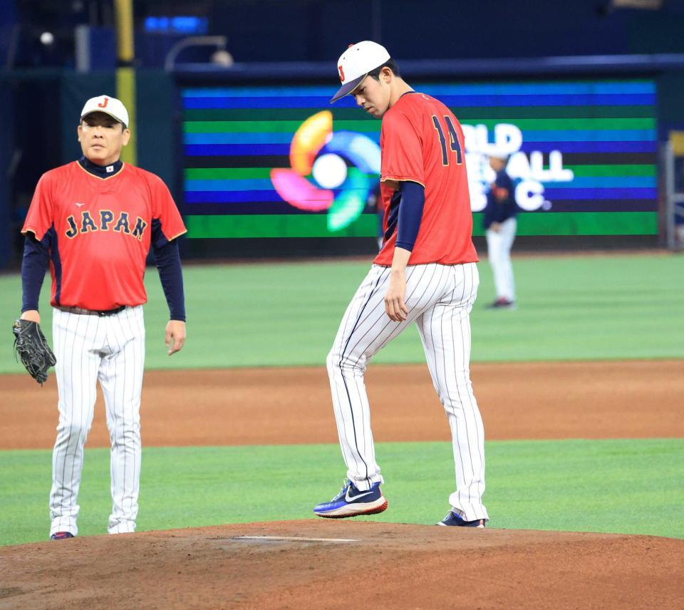 　マウンドを確認する佐々木朗（右）＝撮影・吉澤敬太　【上】力強くキャッチボールする