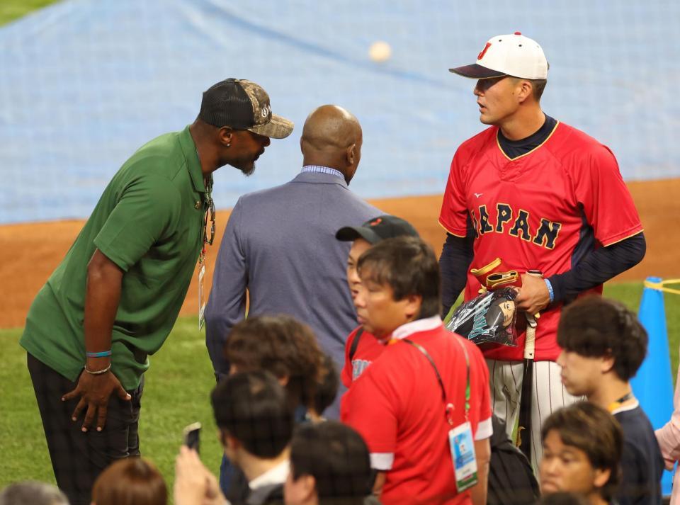 　練習後、アダム・ジョーンズ（左）からお辞儀をされるヌートバー（撮影・吉澤敬太）