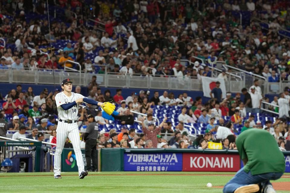 　初回のマウンドに向かう佐々木朗（共同）