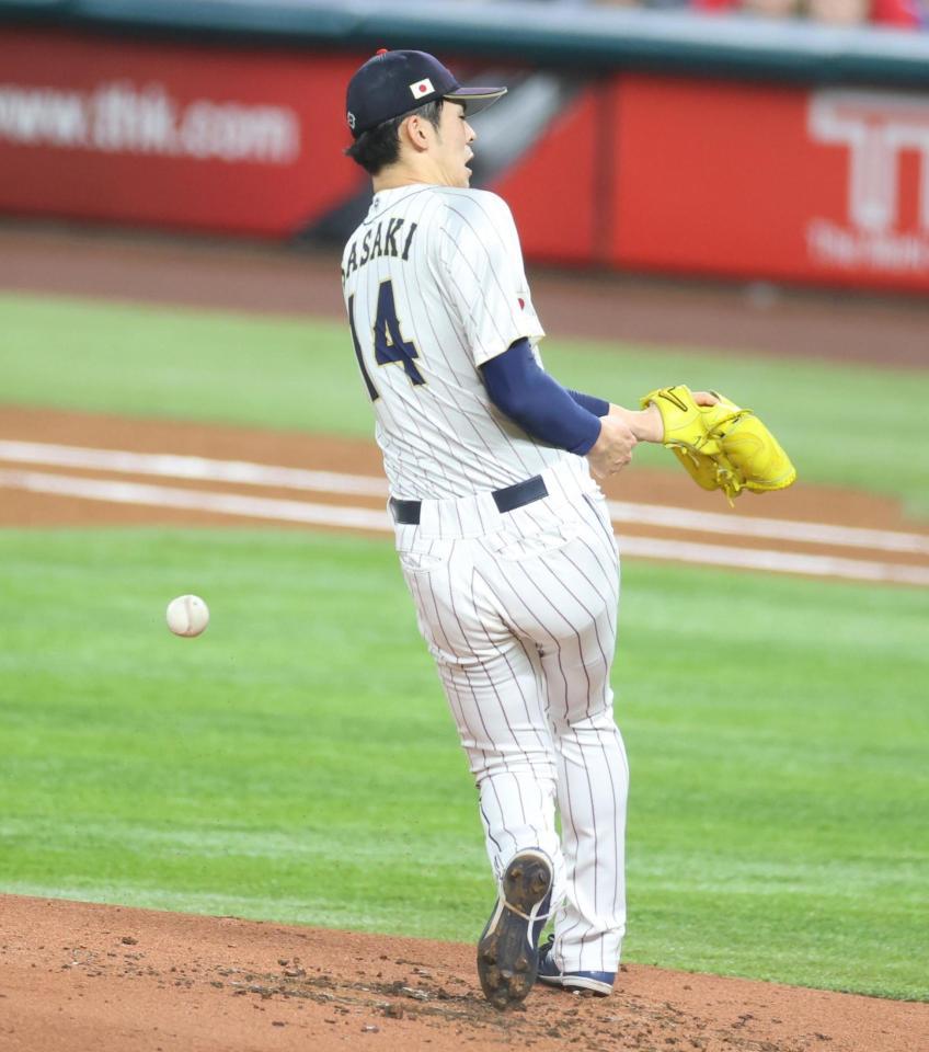 　２回、打球が当たる佐々木朗（撮影・吉澤敬太）