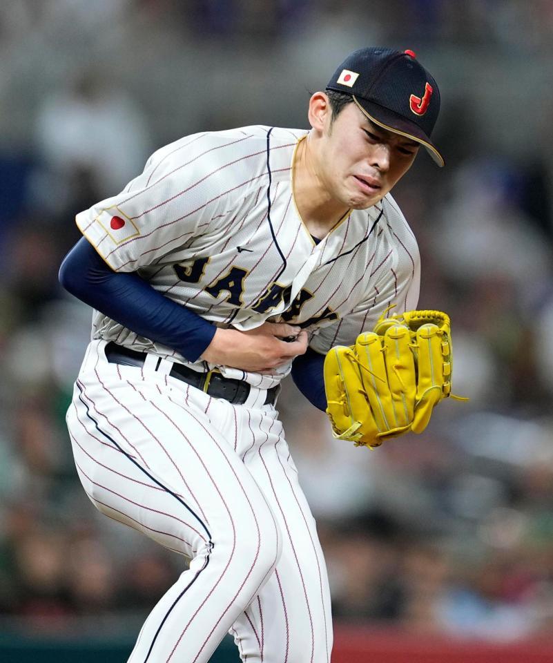 メキシコ戦の２回、Ｌ・ウリアスの強襲打を受ける佐々木朗（共同）