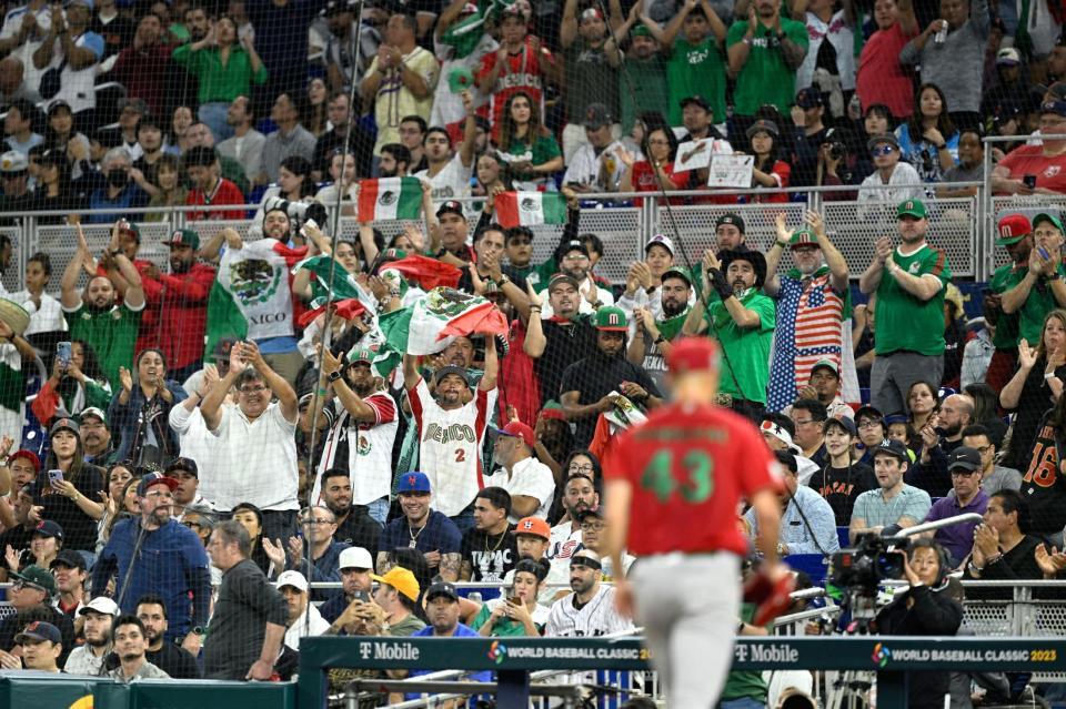 ５回途中、降板するメキシコ先発のサンドバル（手前）に声援を送るファン（共同）