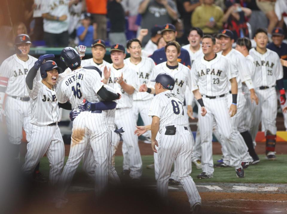 　７回、３ランを放った吉田は大谷らナインと喜ぶ（撮影・吉澤敬太）