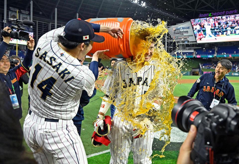 佐々木朗にスポーツドリンクをかけられる逆転サヨナラ２点打の村上（共同）