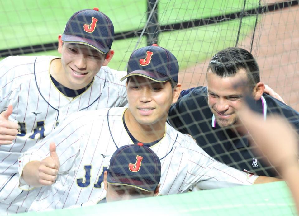 　試合前、戸郷、大城らを激励するパーラ（撮影・吉澤敬太）