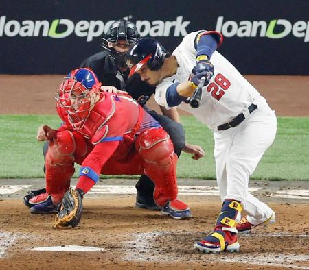 　キューバ戦の４回、米国のアレナドが適時三塁打を放つ＝マイアミ（共同）