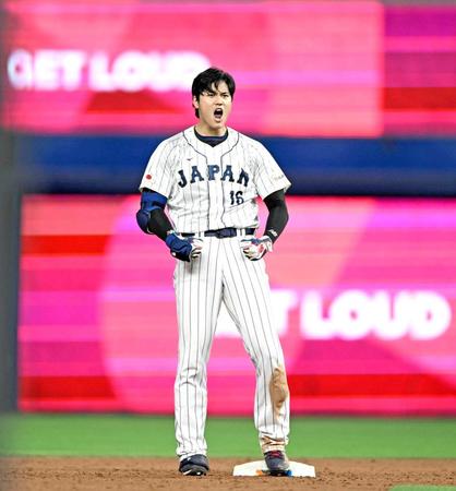 　二塁打で出塁し塁上で雄たけびを上げる大谷＝マイアミ（共同）