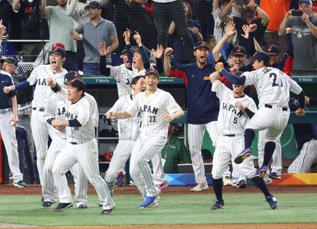 　村上のサヨナラ打でベンチを飛び出し喜ぶ佐々木朗（左端）、湯浅（中央）、ダルビッシュ（中央奥）、今永（手前右）＝撮影・吉澤敬太