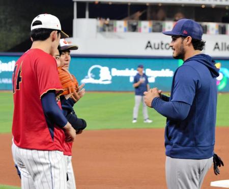 　アレナド（右）は佐々木朗に興味津々で質問。奥は山本