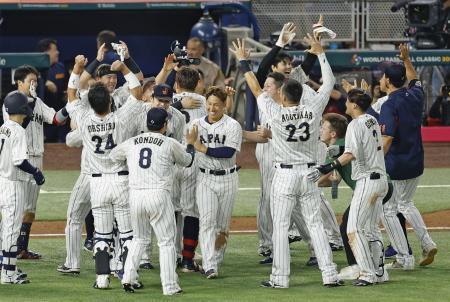 　メキシコに逆転サヨナラ勝ちで決勝進出を決め、喜ぶ日本ナイン。中央は吉田＝マイアミ（共同）