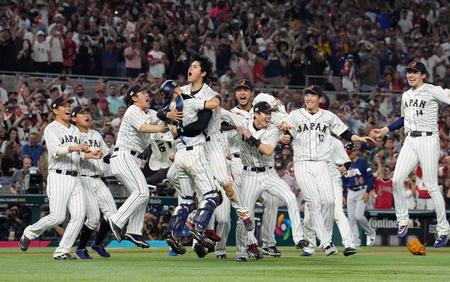 　優勝し喜ぶ日本ナイン。中央は大谷（共同）