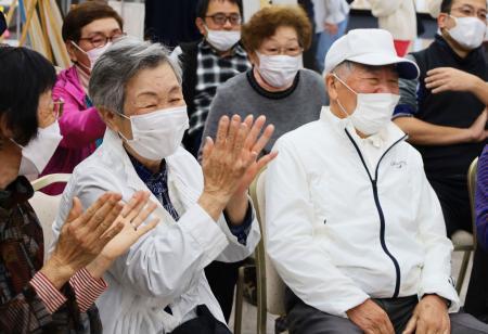 　ＷＢＣ決勝の日本-米国戦をテレビ観戦する、ラーズ・ヌートバーの祖父榎田達治さん（手前右）と祖母和子さん（同中央）＝２２日午前、埼玉県東松山市