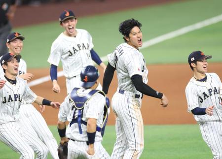 　優勝し喜ぶ大谷（中央）。（左から）周東、戸郷、佐々木朗、右は中野（撮影・吉澤敬太）
