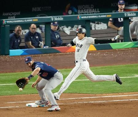 　７回、大谷が遊撃内野安打を放ち、一塁に駆け込む。一塁手・ゴールドシュミット（共同）