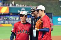 　久々の再会に笑顔の（左から）山本、アダム・ジョーンズ、佐々木朗