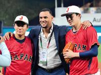 　（左から）山本、カルロス・ゴメス、佐々木朗