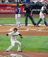 　６回、ムリンスを空振り三振に仕留め、ガッツポーズの伊藤（共同）