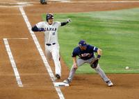 　７回、大谷が内野安打で一塁に駆け込む（共同）