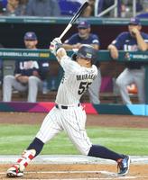 　２回、同点ソロを放つ村上（撮影・吉澤敬太）