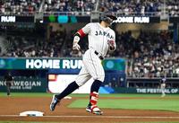 　２回、同点ソロを放ち塁を回る村上（共同）