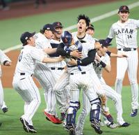 　優勝し抱き合う大谷（中央）ら日本代表（撮影・吉澤敬太）