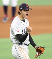 　９回、打者を打ち取りほえる大谷（撮影・吉澤敬太）