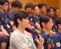 　優勝会見で話す大谷（撮影・吉澤敬太）