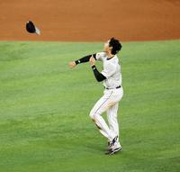 　ＷＢＣ決勝で米国を破り、３大会ぶりの優勝を決め帽子を投げて喜ぶ大谷