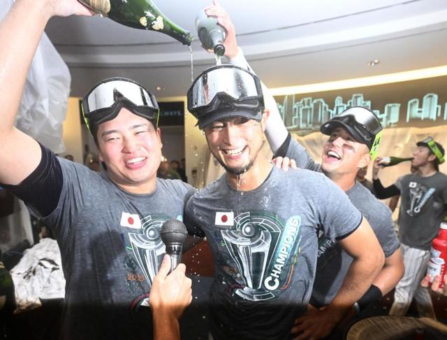 【写真】金メダルを披露するダル　実はホッソリ繊細な指先